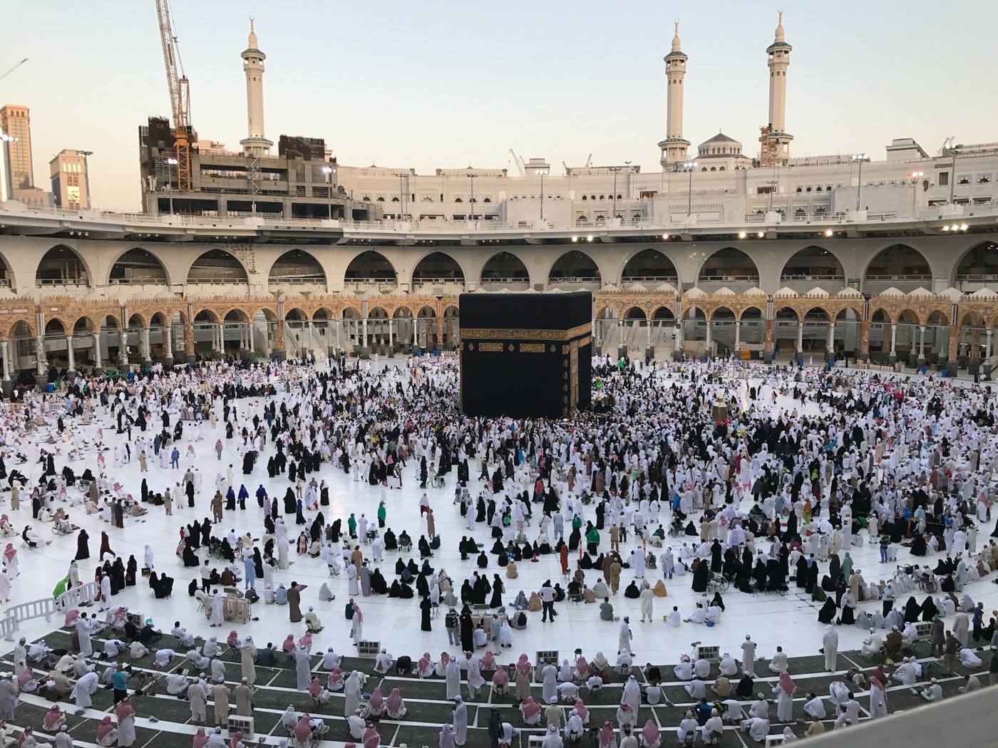 Die Kaaba in der Heiligen Moschee von Mekka, aus der Ferne gesehen